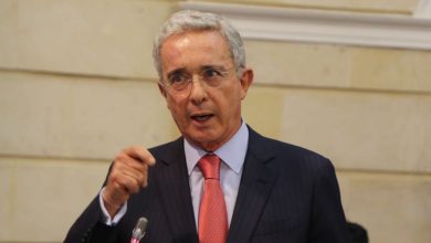 Photo of Álvaro Uribe estaría detenido en casa por un año mientras avanza su proceso