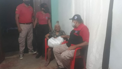 Photo of Señores de la tercera edad reciben donaciones gracias a Grupo Especial de Rescate