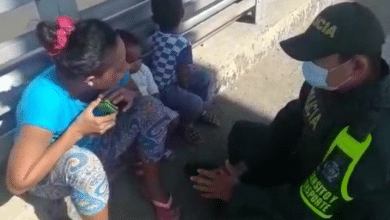 Photo of Policía evita que mujer se lanzara al vacío con sus dos hijos en puente de Calamar