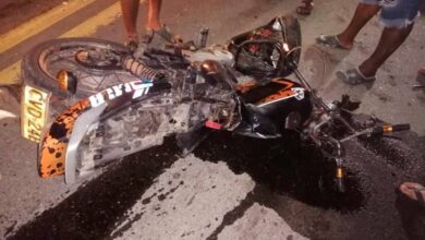 Photo of Dos hermanos chocan en moto contra camioneta: uno murió y el otro está grave