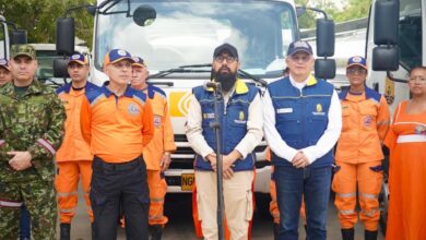 Photo of El director de la UNGRD, Carlos Carrillo, entrega 16 carrotanques en La Guajira