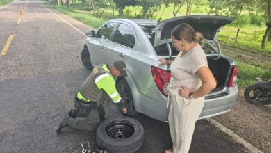 Photo of Héroe en la carretera: Patrullero asiste a conductora en apuros y le salva su cita médica