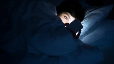 Photo of ¿Usar el celular antes de dormir afecta la calidad del sueño?