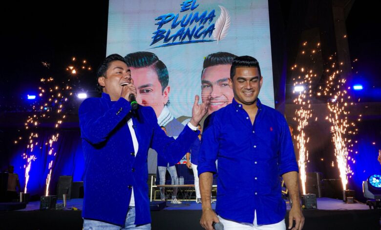 Photo of ¡La espera terminó! El Churo Díaz y Elías Mendoza presentan oficialmente ‘El Pluma Blanca’